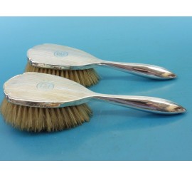 2 borstels met zilveren handvaten