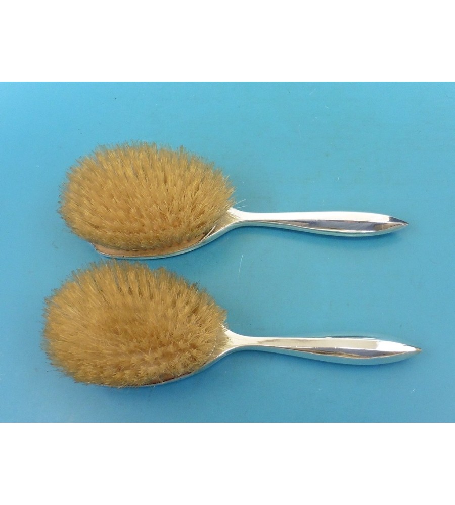 2 borstels met zilveren handvaten