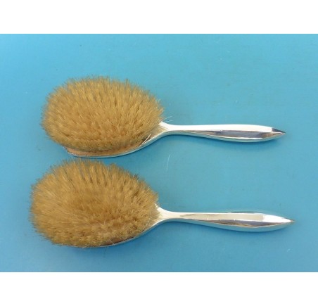 2 borstels met zilveren handvaten