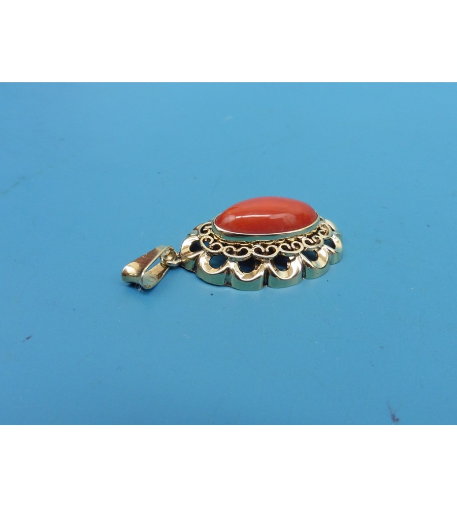 Gouden hanger met bloedkoraal