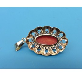 Gouden hanger met bloedkoraal