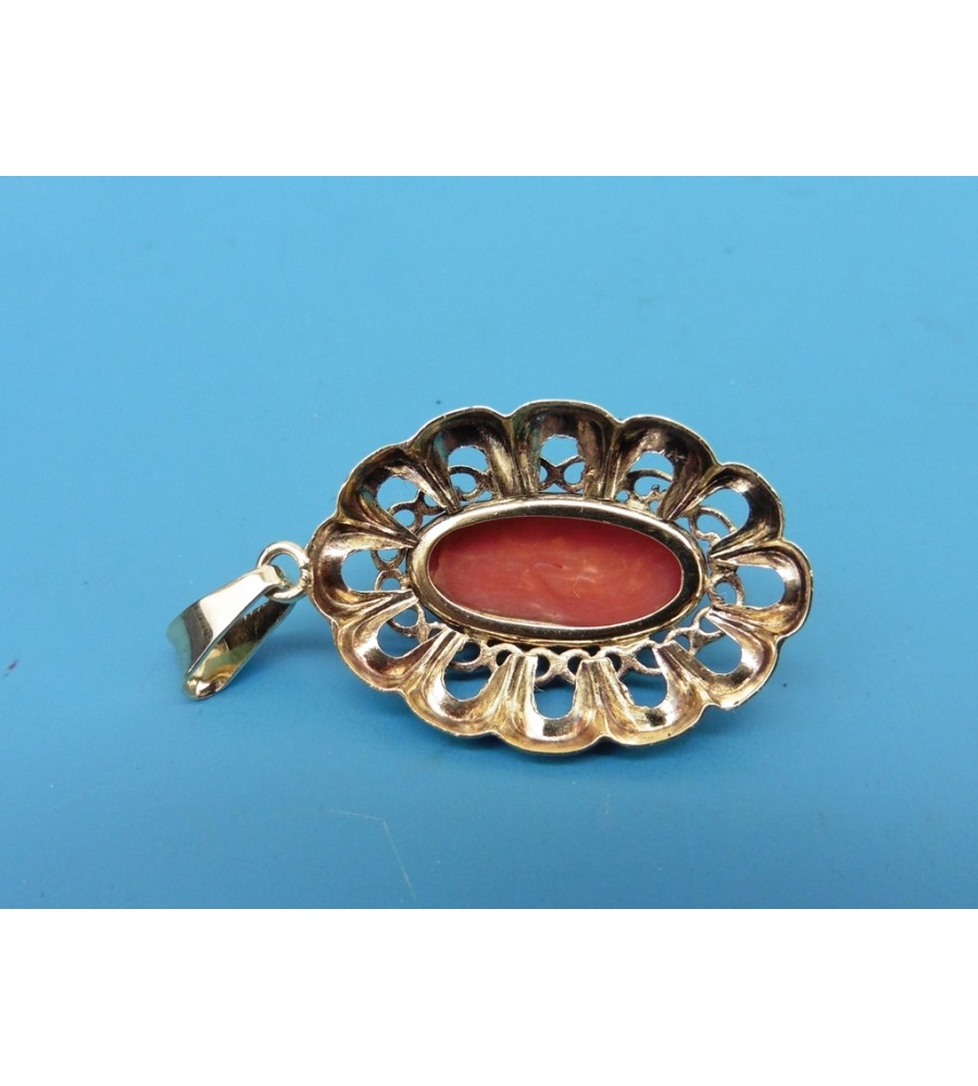 Gouden hanger met bloedkoraal