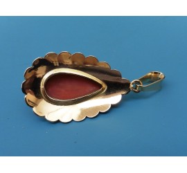 Gouden hanger met bloedkoraal