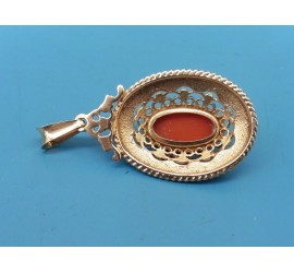 Gouden hanger met bloedkoraal