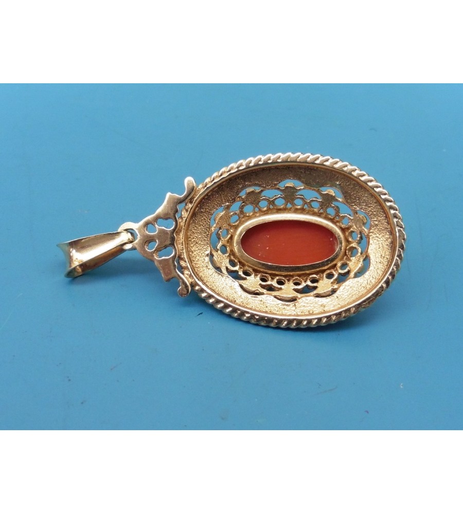 Gouden hanger met bloedkoraal