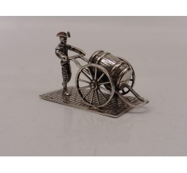 Zilveren miniatuur Soldaat met ton op handkar