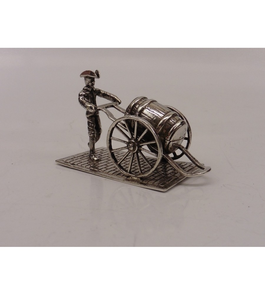 Zilveren miniatuur Soldaat met ton op handkar