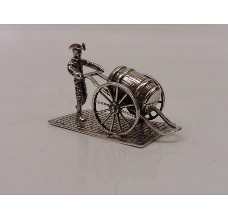 Zilveren miniatuur Soldaat met ton op handkar
