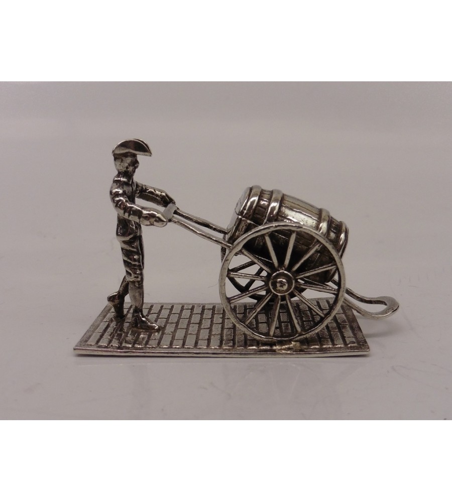 Zilveren miniatuur Soldaat met ton op handkar