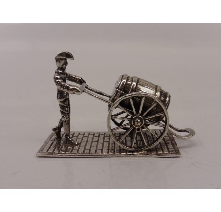 Zilveren miniatuur Soldaat met ton op handkar