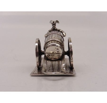 Zilveren miniatuur Soldaat met ton op handkar