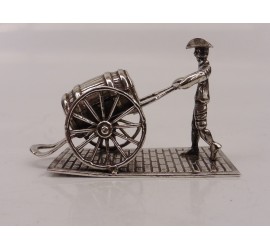 Zilveren miniatuur Soldaat met ton op handkar