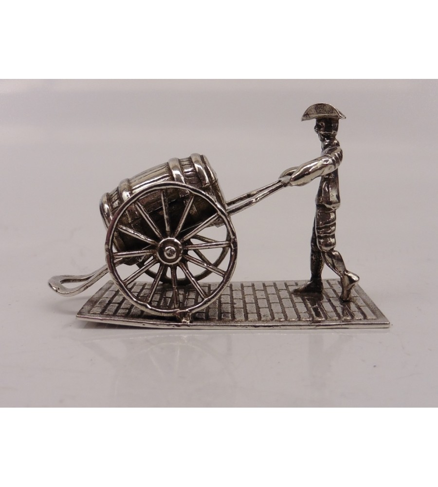 Zilveren miniatuur Soldaat met ton op handkar