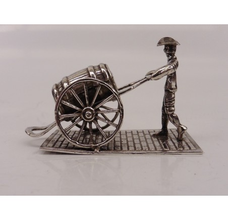 Zilveren miniatuur Soldaat met ton op handkar