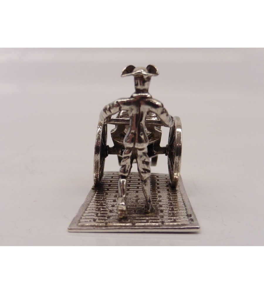 Zilveren miniatuur Soldaat met ton op handkar