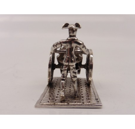 Zilveren miniatuur Soldaat met ton op handkar