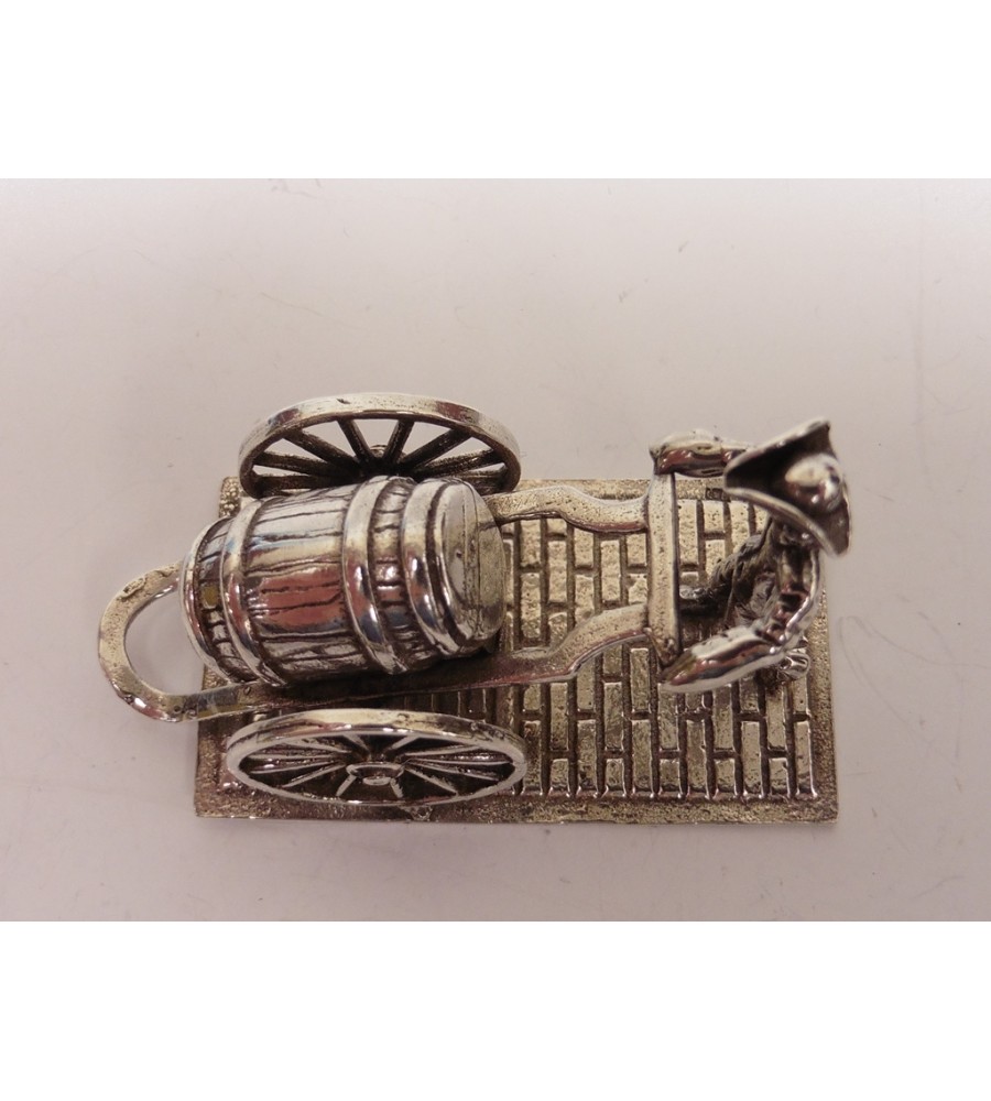 Zilveren miniatuur Soldaat met ton op handkar