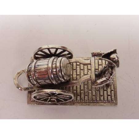 Zilveren miniatuur Soldaat met ton op handkar