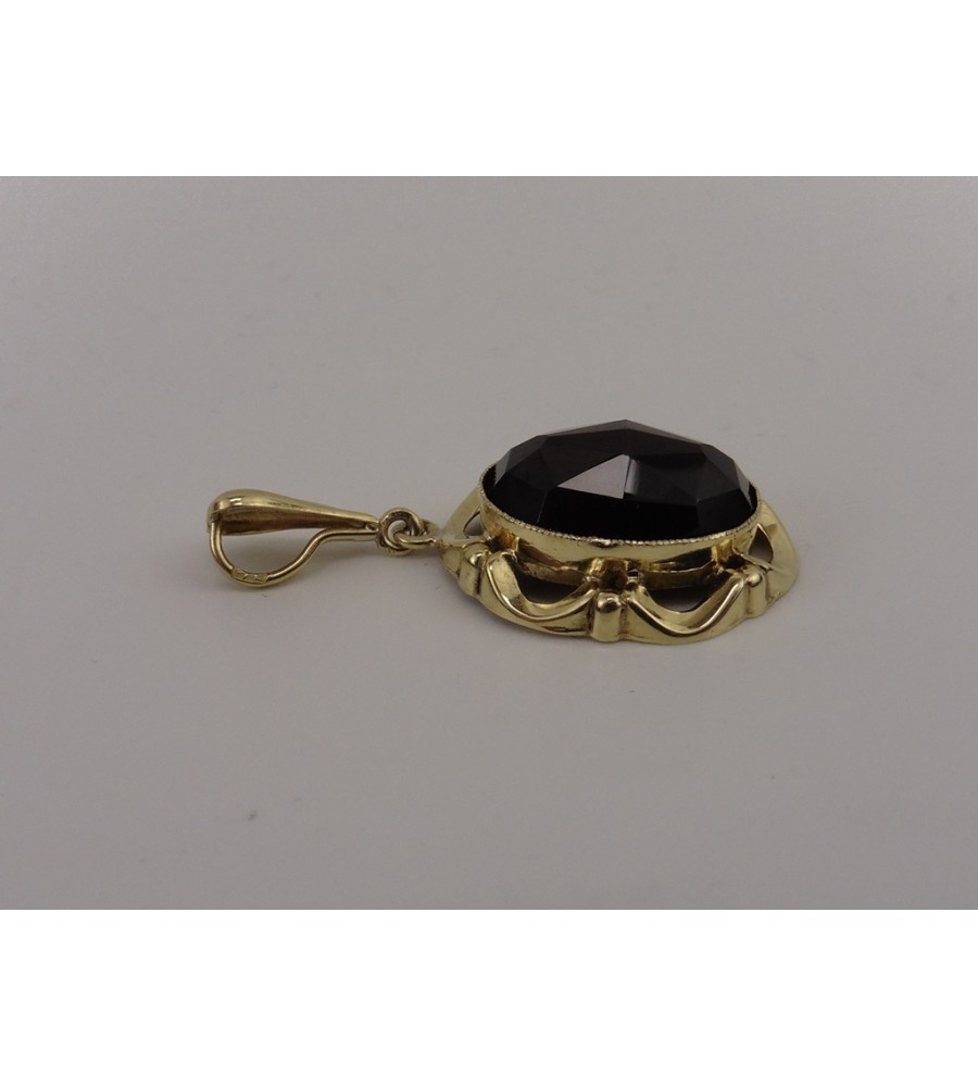 Gouden hanger met granaat