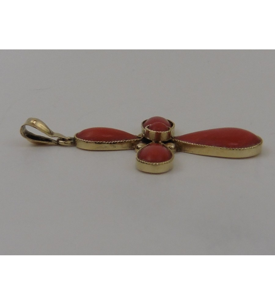 Gouden hanger kruisje met bloedkoraal