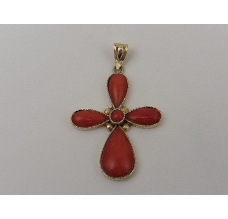 Gouden hanger kruisje met bloedkoraal