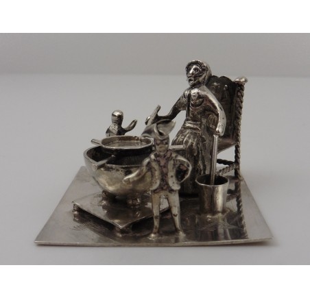 Zilveren miniatuur Kokende vrouw met kinderen