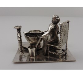 Zilveren miniatuur Kokende vrouw met kinderen