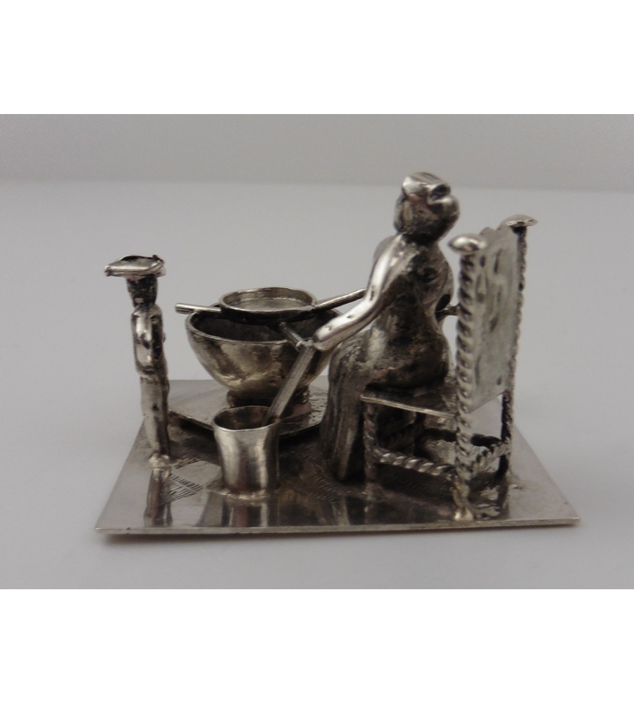 Zilveren miniatuur Kokende vrouw met kinderen