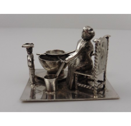 Zilveren miniatuur Kokende vrouw met kinderen