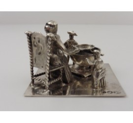 Zilveren miniatuur Kokende vrouw met kinderen