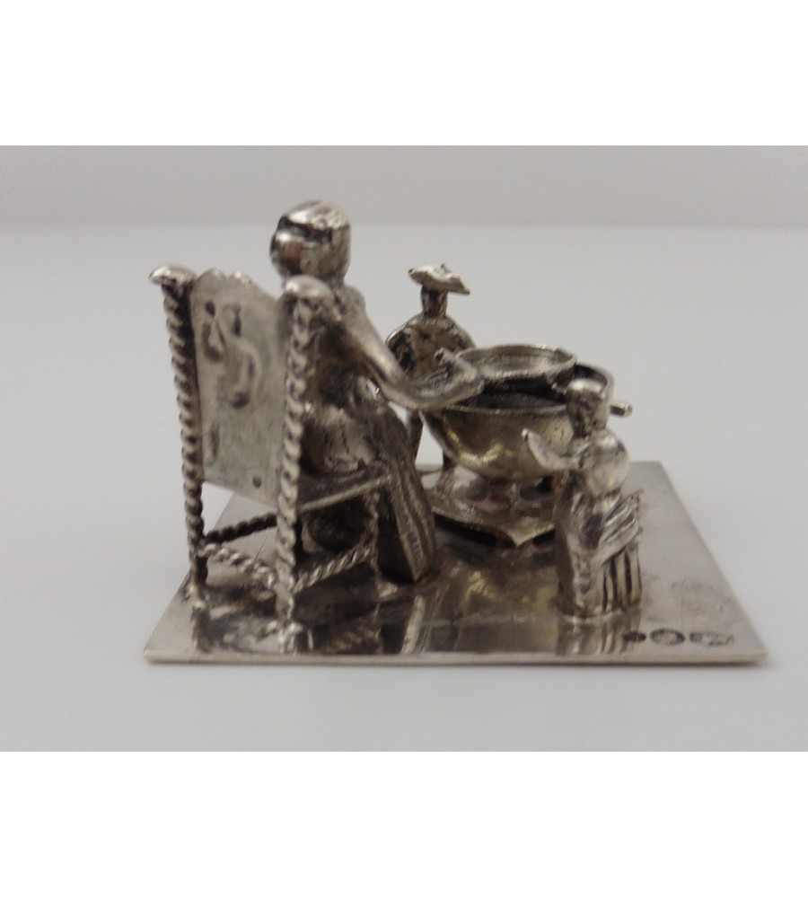 Zilveren miniatuur Kokende vrouw met kinderen