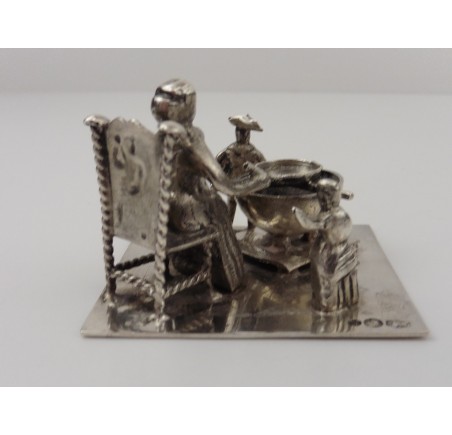 Zilveren miniatuur Kokende vrouw met kinderen