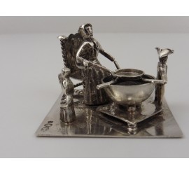 Zilveren miniatuur Kokende vrouw met kinderen