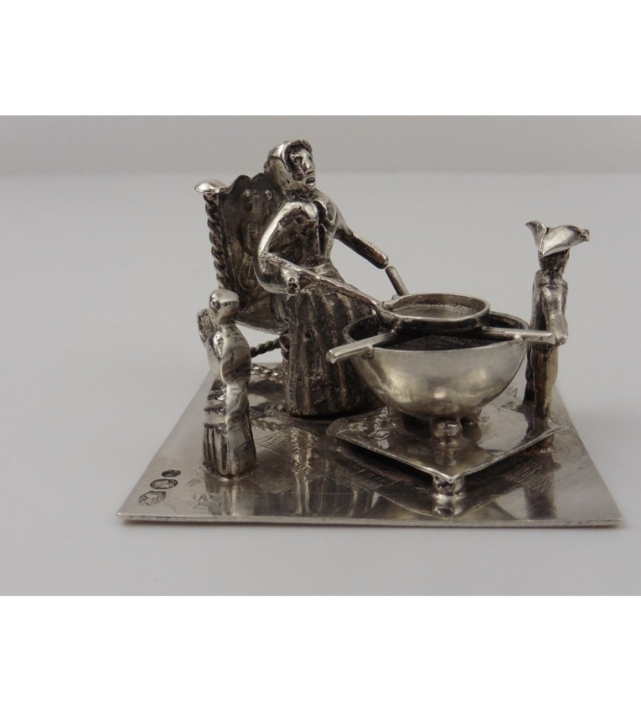 Zilveren miniatuur Kokende vrouw met kinderen