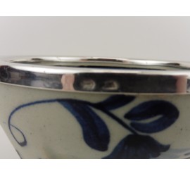 Aardewerken lekbakje met zilveren rand