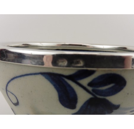 Aardewerken lekbakje met zilveren rand