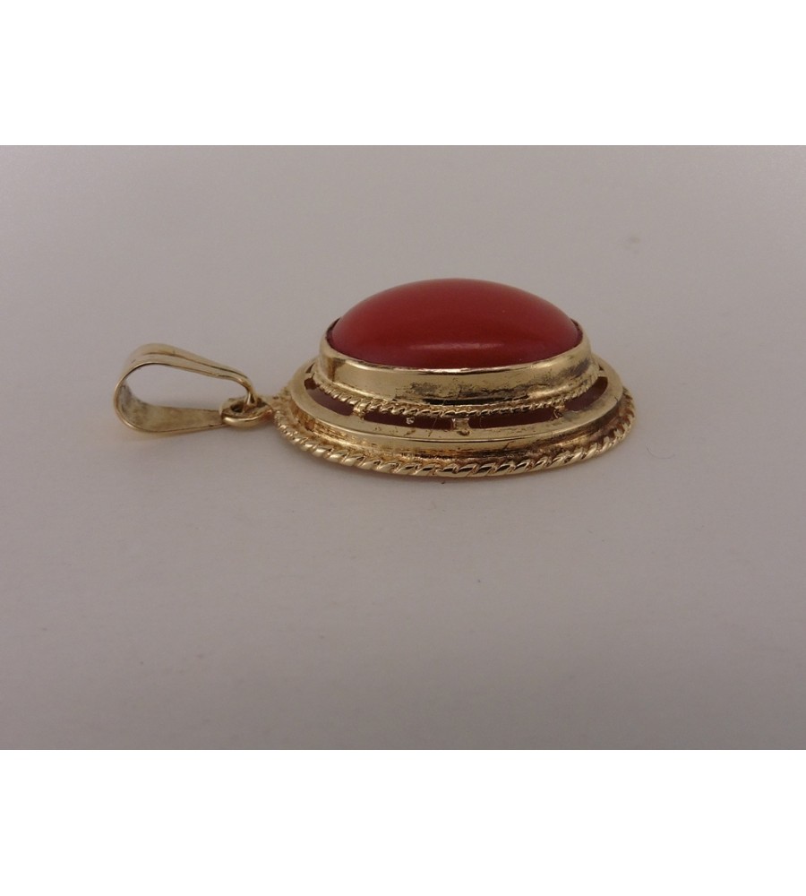 Gouden hanger met bloedkoraal