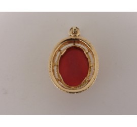 Gouden hanger met bloedkoraal