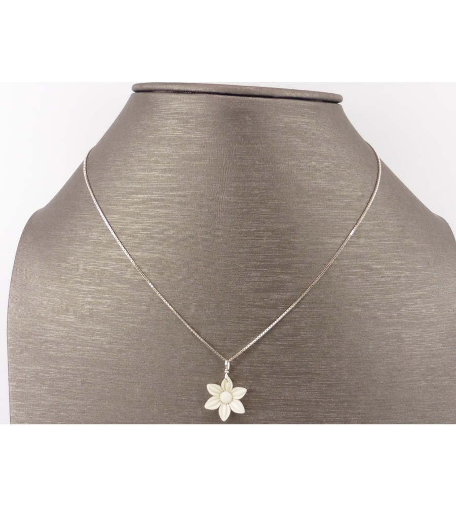 Zilveren collier met bloem hanger