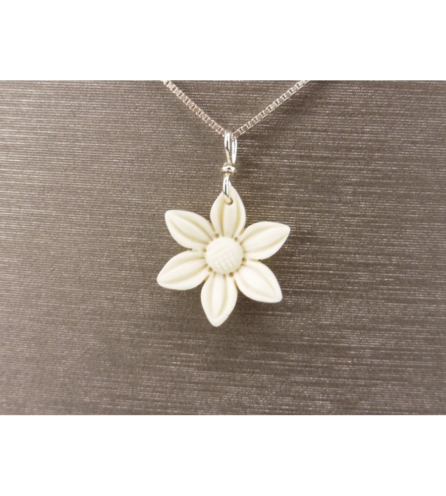 Zilveren collier met bloem hanger
