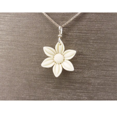 Zilveren collier met bloem hanger