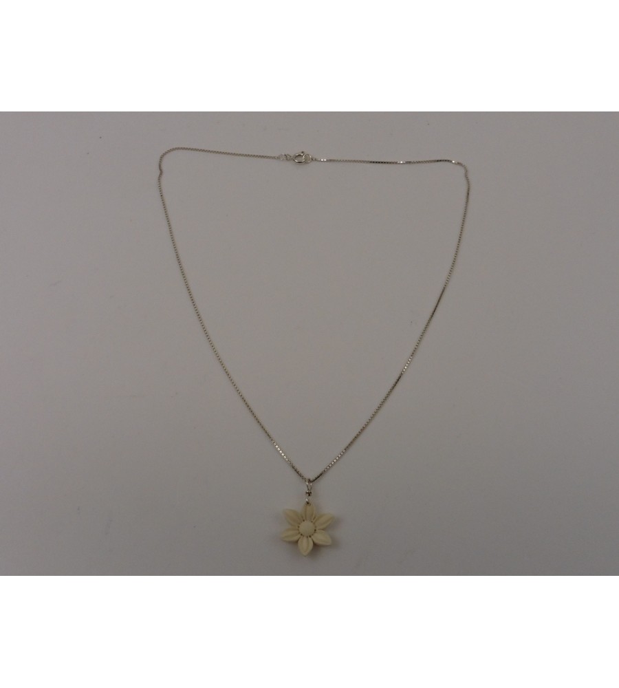 Zilveren collier met bloem hanger