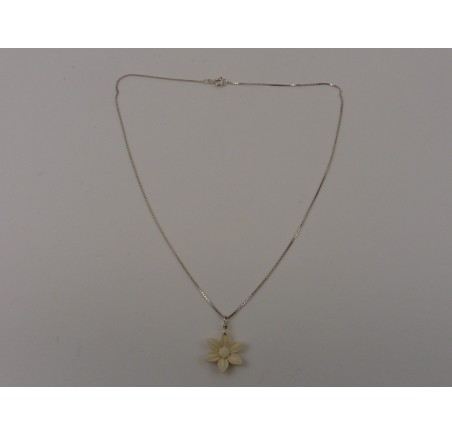 Zilveren collier met bloem hanger