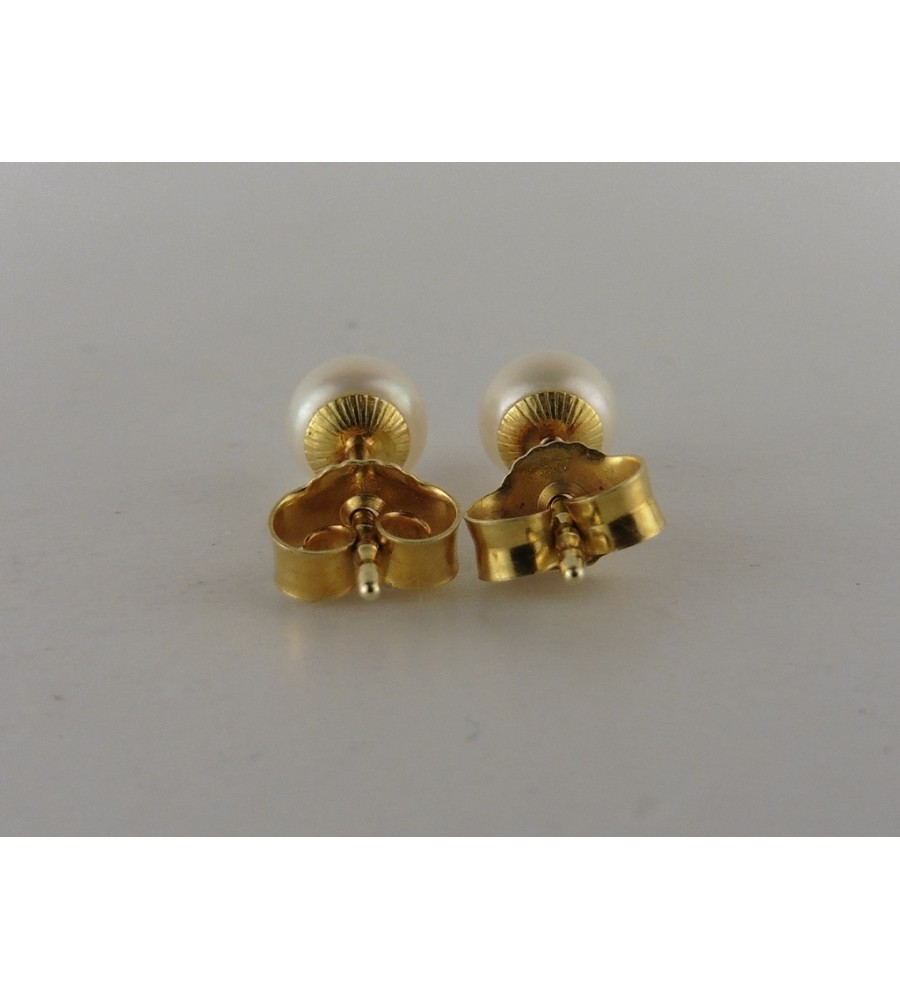 Gouden oorknopjes met parel