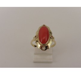 Gouden damesring met bloedkoraal