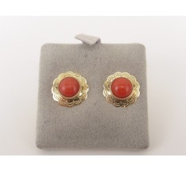 Gouden oorknopjes met bloedkoraal