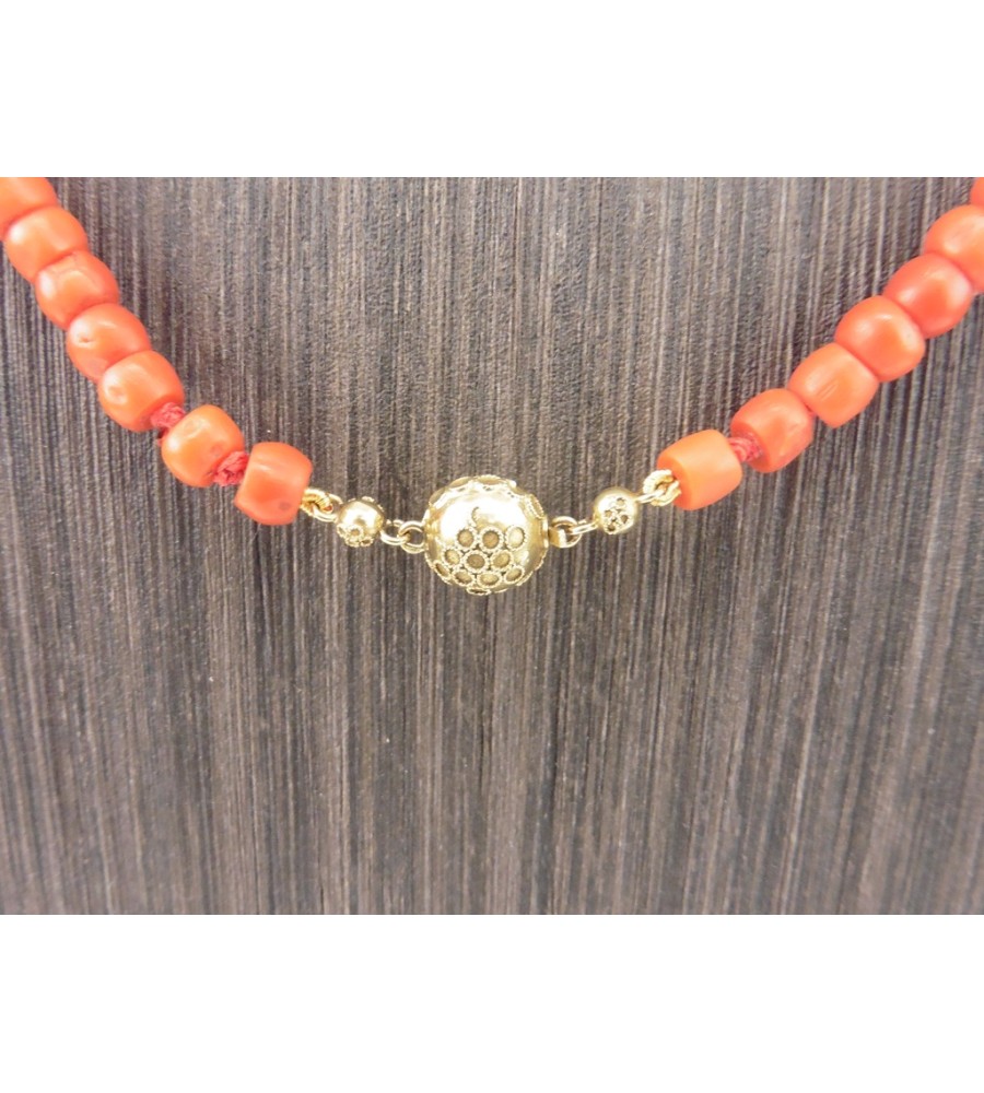 Bloedkoralen collier met gouden slot