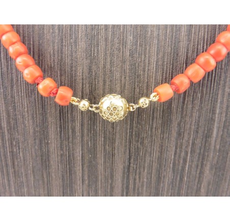 Bloedkoralen collier met gouden slot