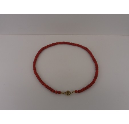 Bloedkoralen collier met gouden slot