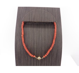 Bloedkoralen collier met gouden slot